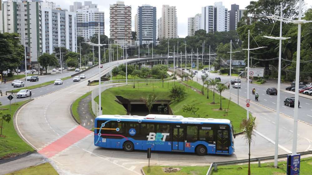 Prefeitura de Salvador investe em paisagismo em estações e trajeto do BRT de Salvador
