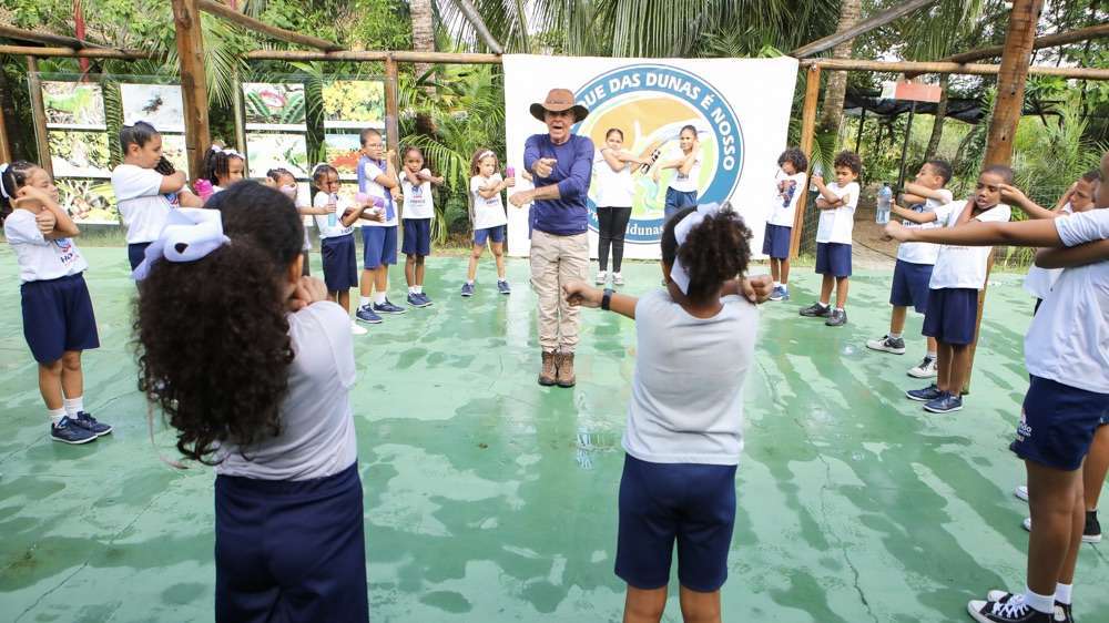 Estudantes participam de ação ambiental no Parque das Dunas em Salvador