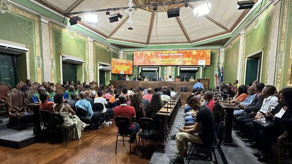 Vereador Luiz Carlos Suíca reúne profissionais de limpeza urbana em sessão especial na Câmara de Salvador.