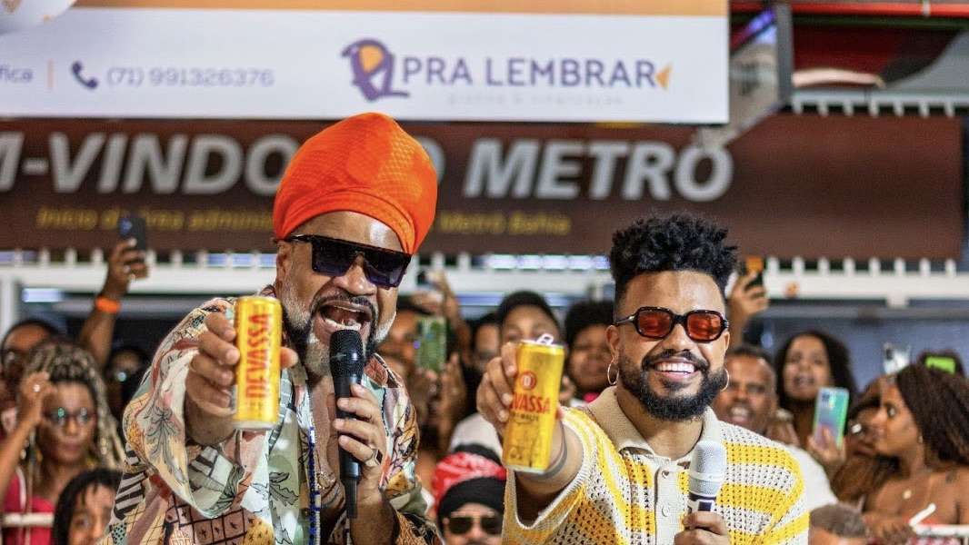 Carlinhos Brown participa do quadro Acerte e Ganhe com Devassa em Salvador