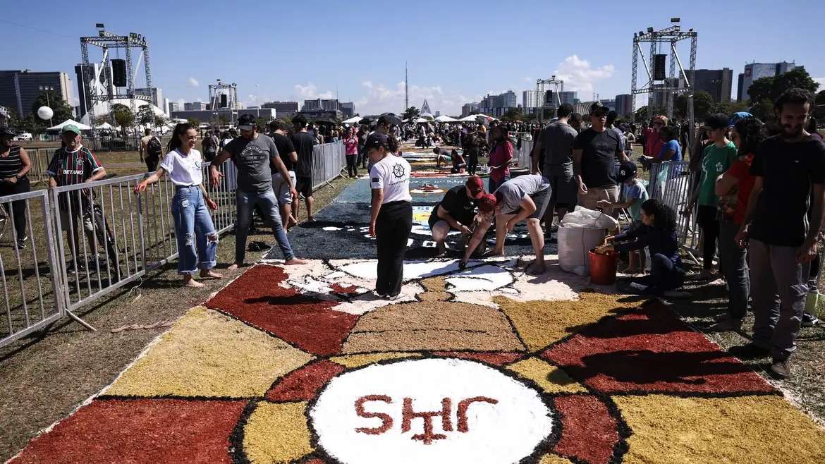 Tradição na festa religiosa de corpus christi reúne fiéis em diversas cidades.