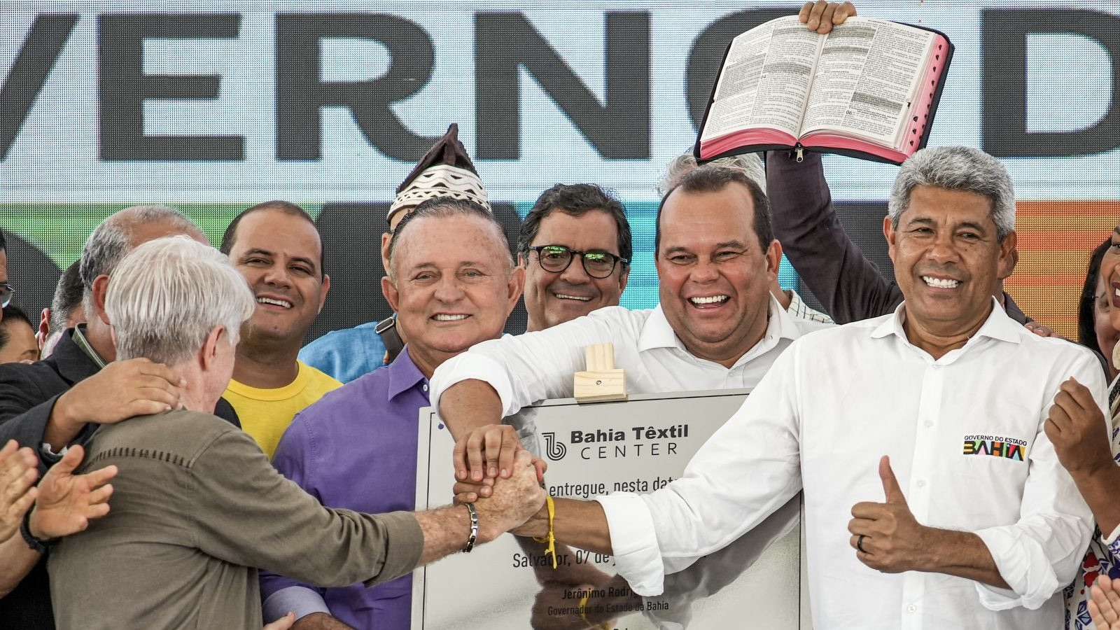 Adolfo Menezes e governador Jerônimo inauguram Condomínio Têxtil na cidade baixa.