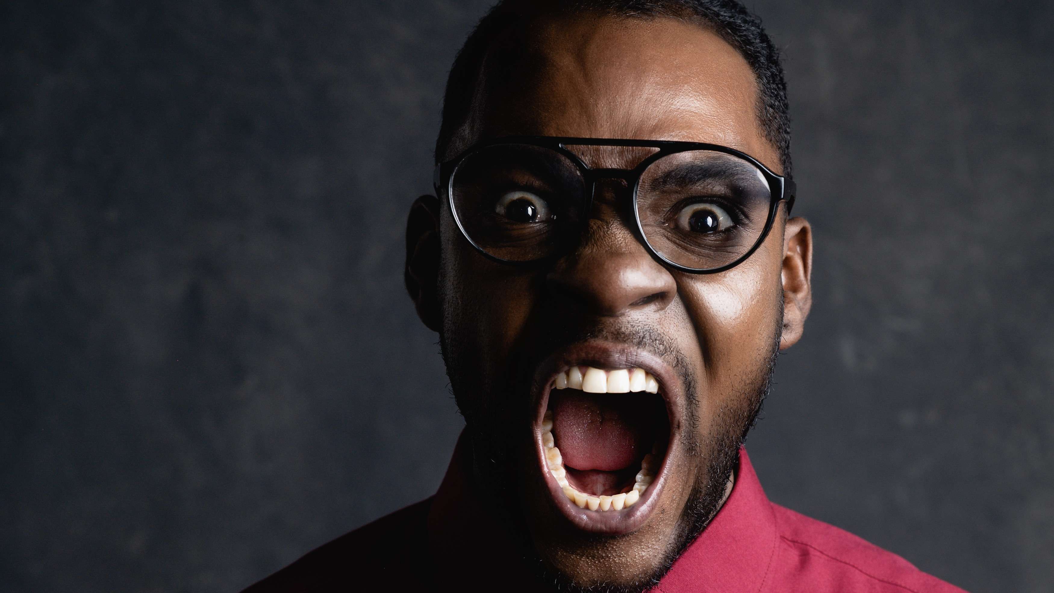 Espetáculo aborda racismo através da história de um pai que enfrenta a discriminação sofrida por sua filha.