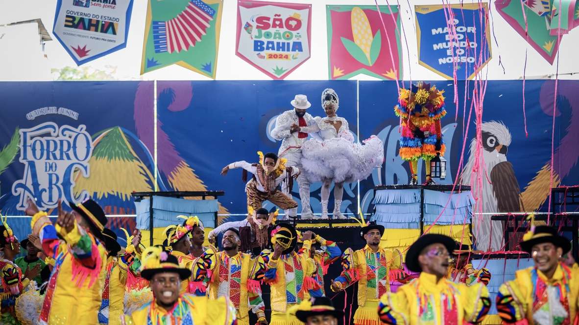 Quadrilhas juninas brilham no São João da Bahia 2024.