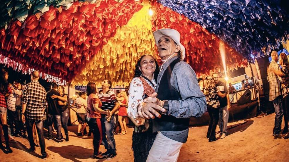 Dançar forró traz benefícios para corpo e mente, afirmam especialistas.