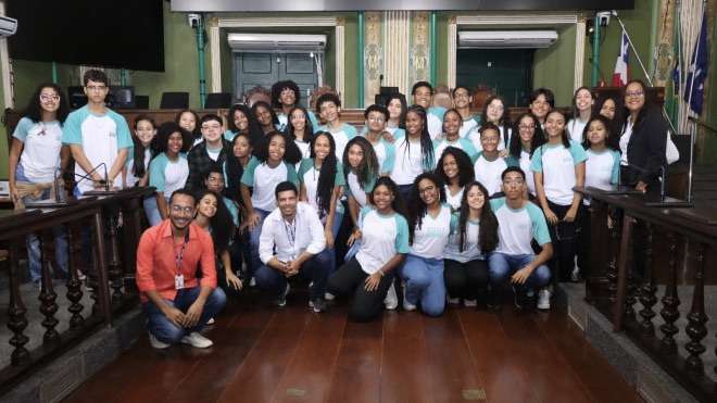 Estudantes do Sesi retiro visitam o memorial da câmara municipal de Salvador.