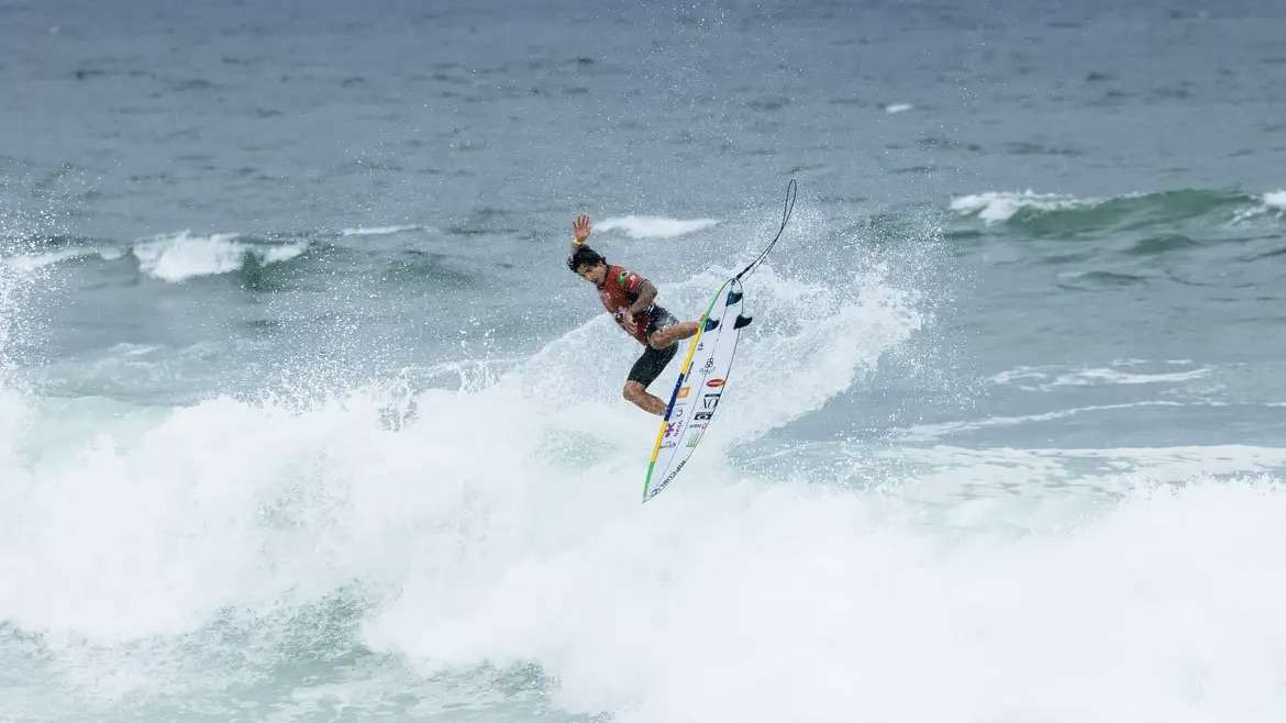 Brasileiros avançam em Saquarema e buscam título na etapa brasileira do circuito mundial de surfe.