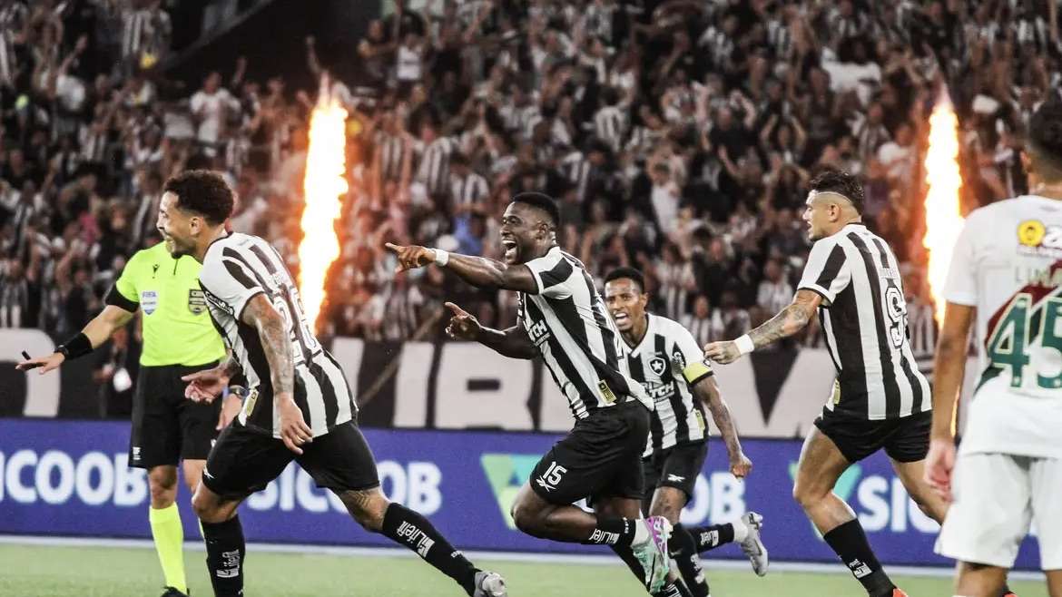 Botafogo vence fluminense e assume liderança do campeonato brasileiro.