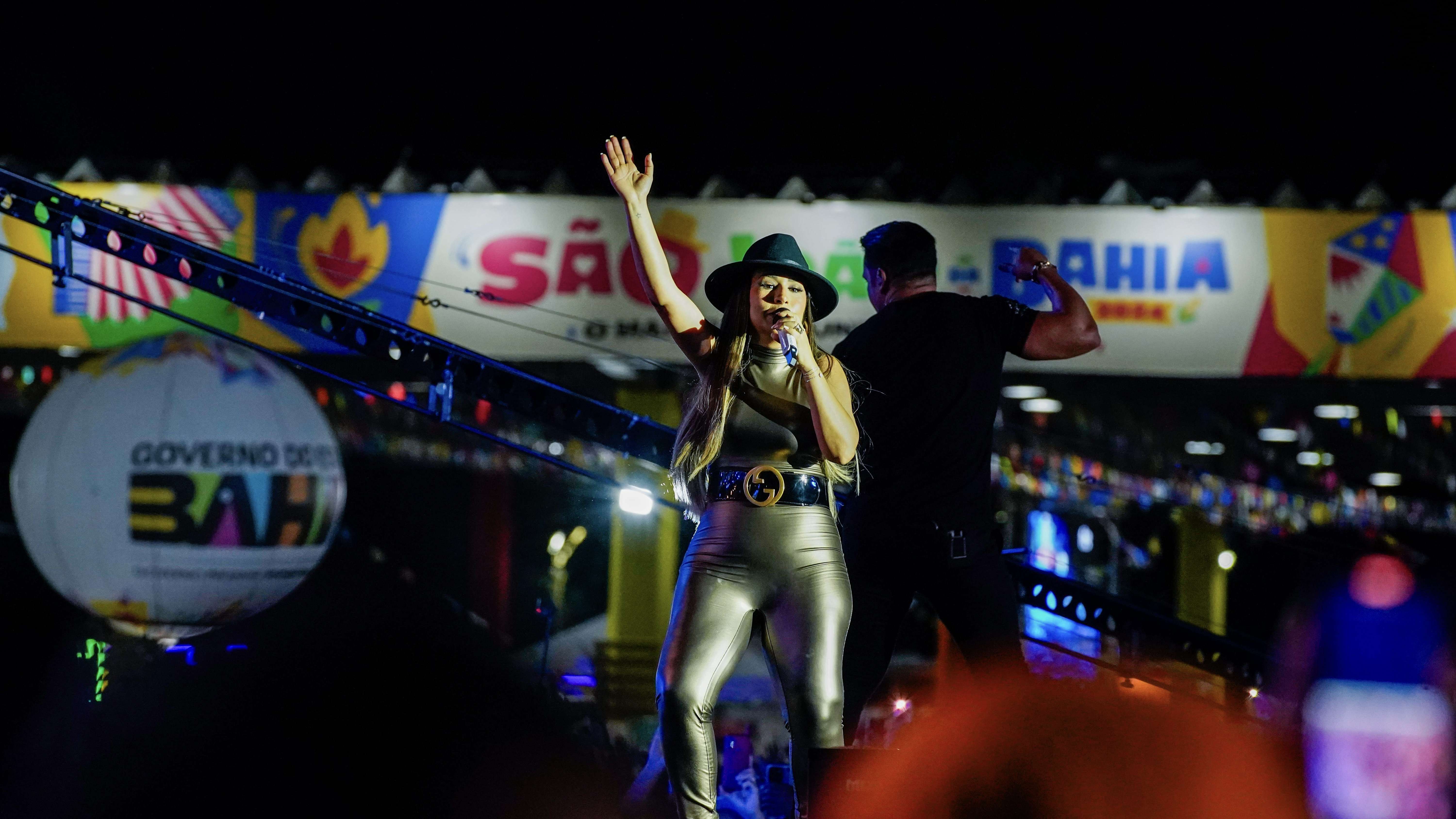 Simone Mendes encanta multidão no Parque de Exposições de Salvador