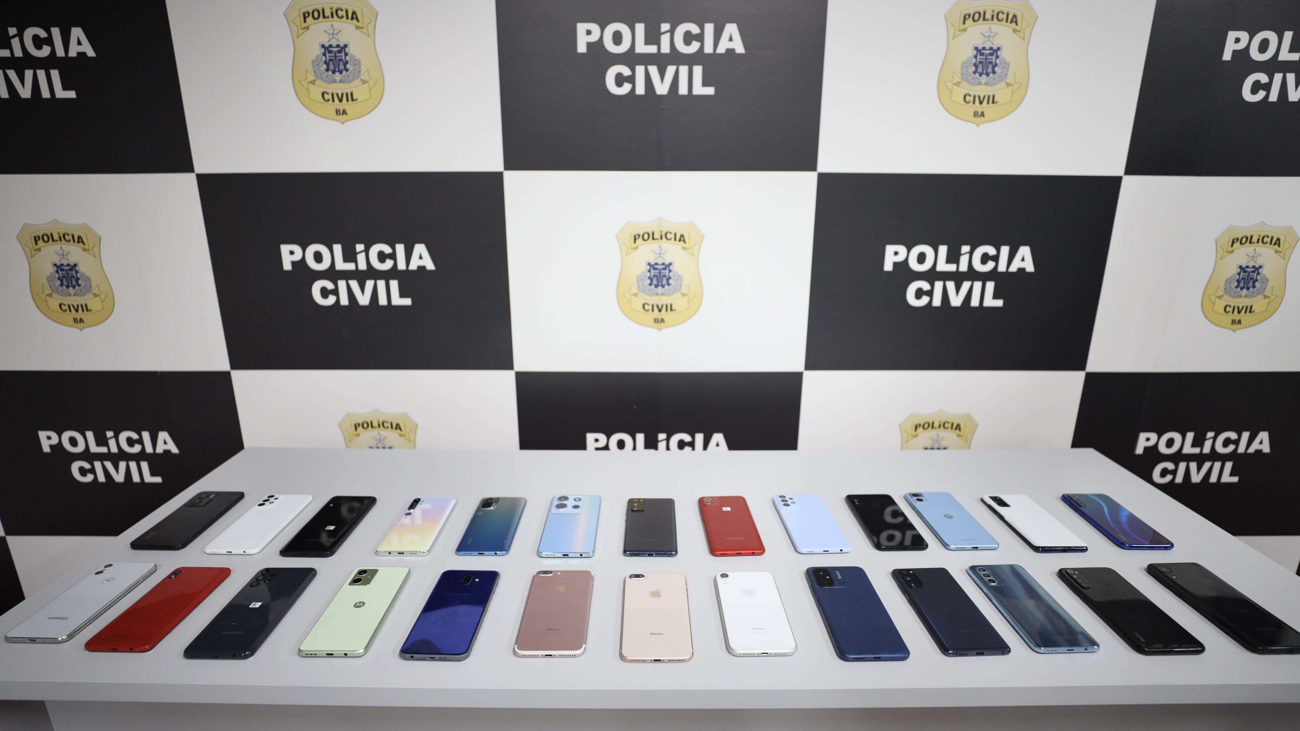 Polícia Civil devolve 23 celulares roubados em ônibus na capital