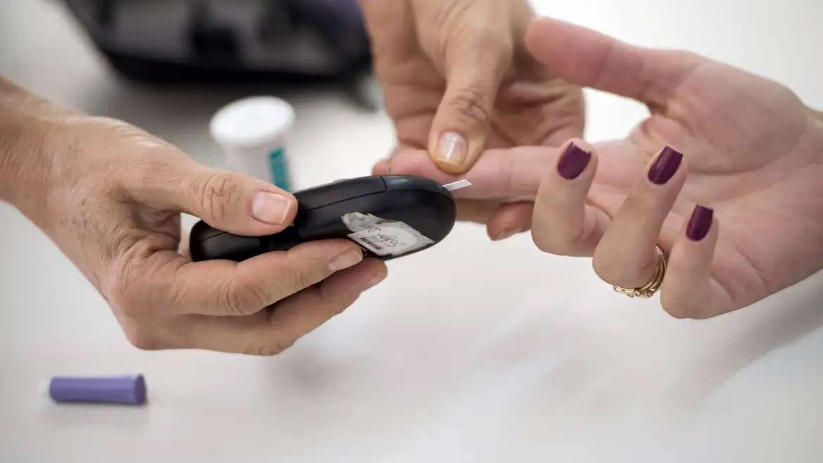 Diabetes não controlado pode causar problemas cardiovasculares.