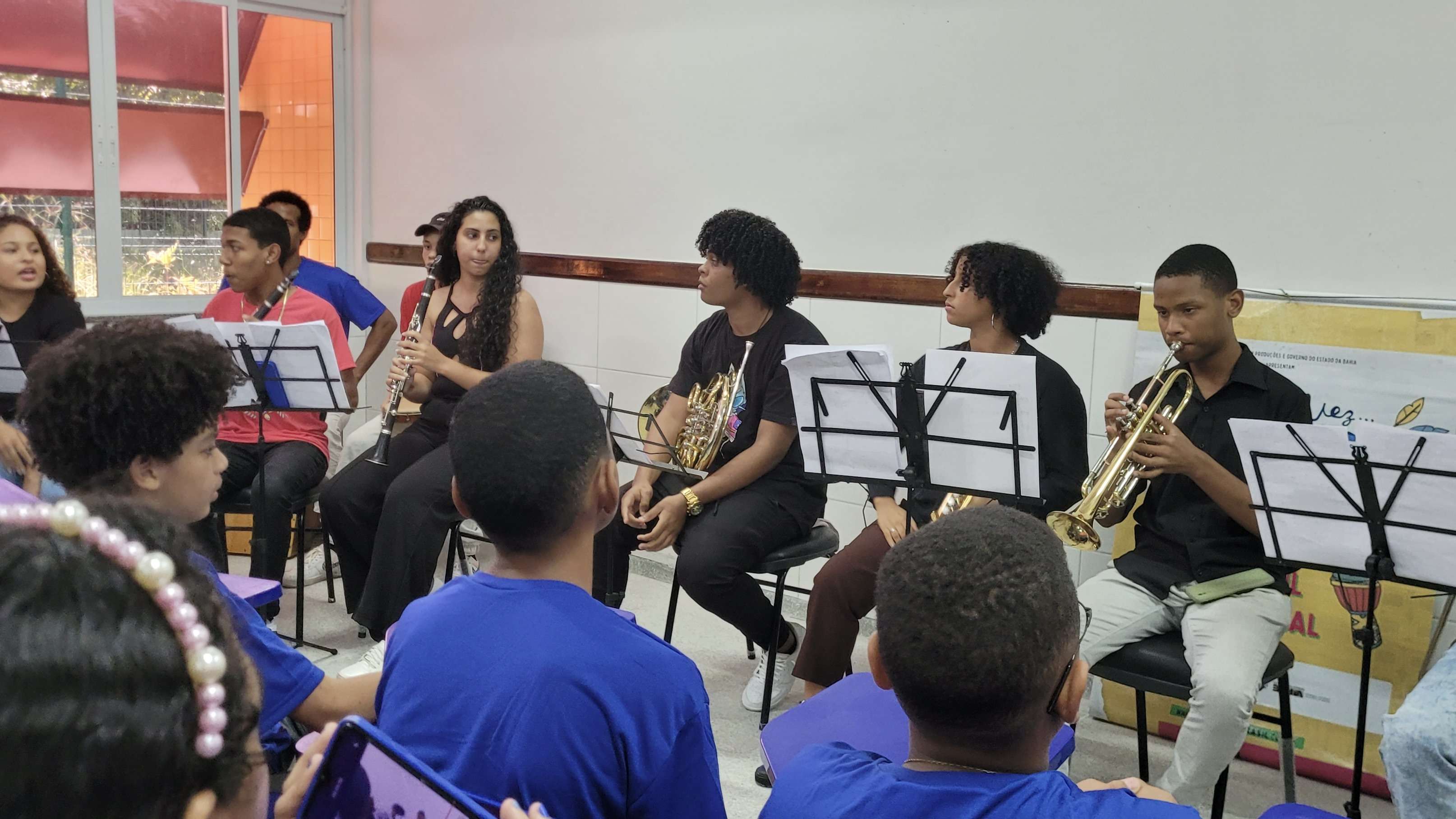 Cem estudantes participam de vivências indígenas e afro-brasileiras em projeto educativo na Bahia.