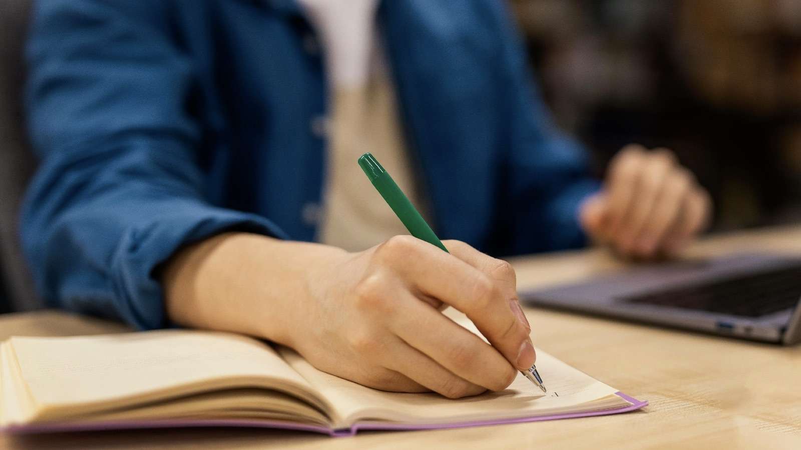 Aumento de matrículas no ensino superior no Brasil reflete retomada dos estudos.