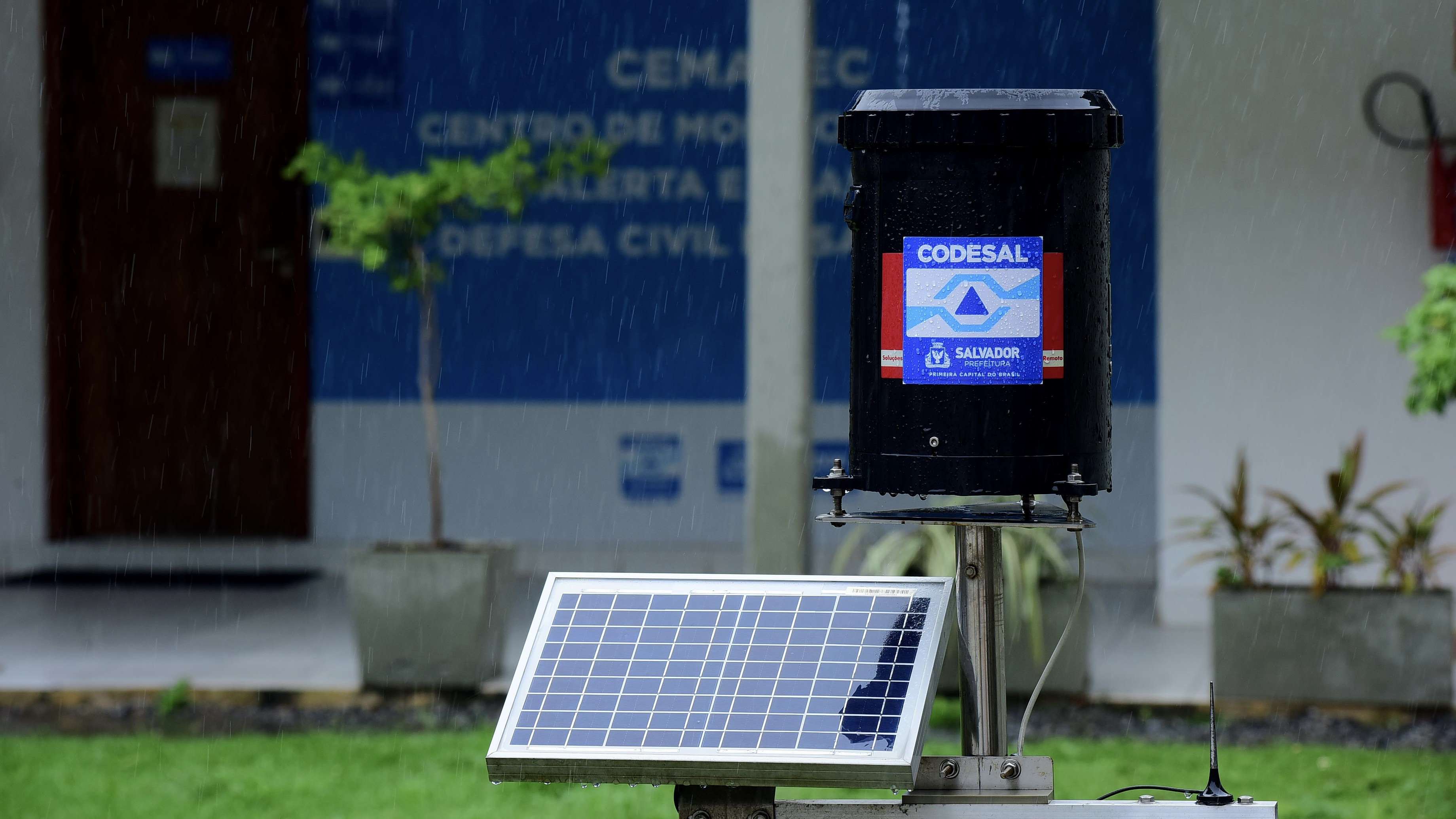 Tecnologia do Cemadec auxilia no monitoramento meteorológico e prevenção de ocorrências em Salvador.
