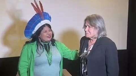 Ministra Sônia Guajajara recebe obra da artista baiana Selma Calheira em evento de lançamento