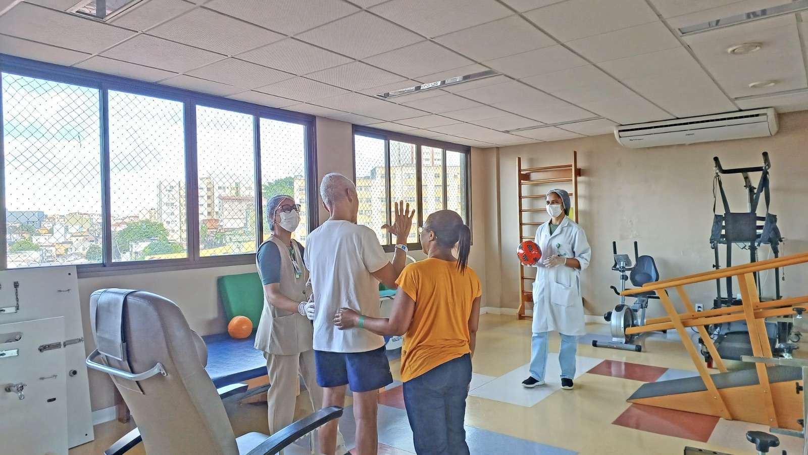 Famílias recebem capacitação para reabilitação de pacientes em casa