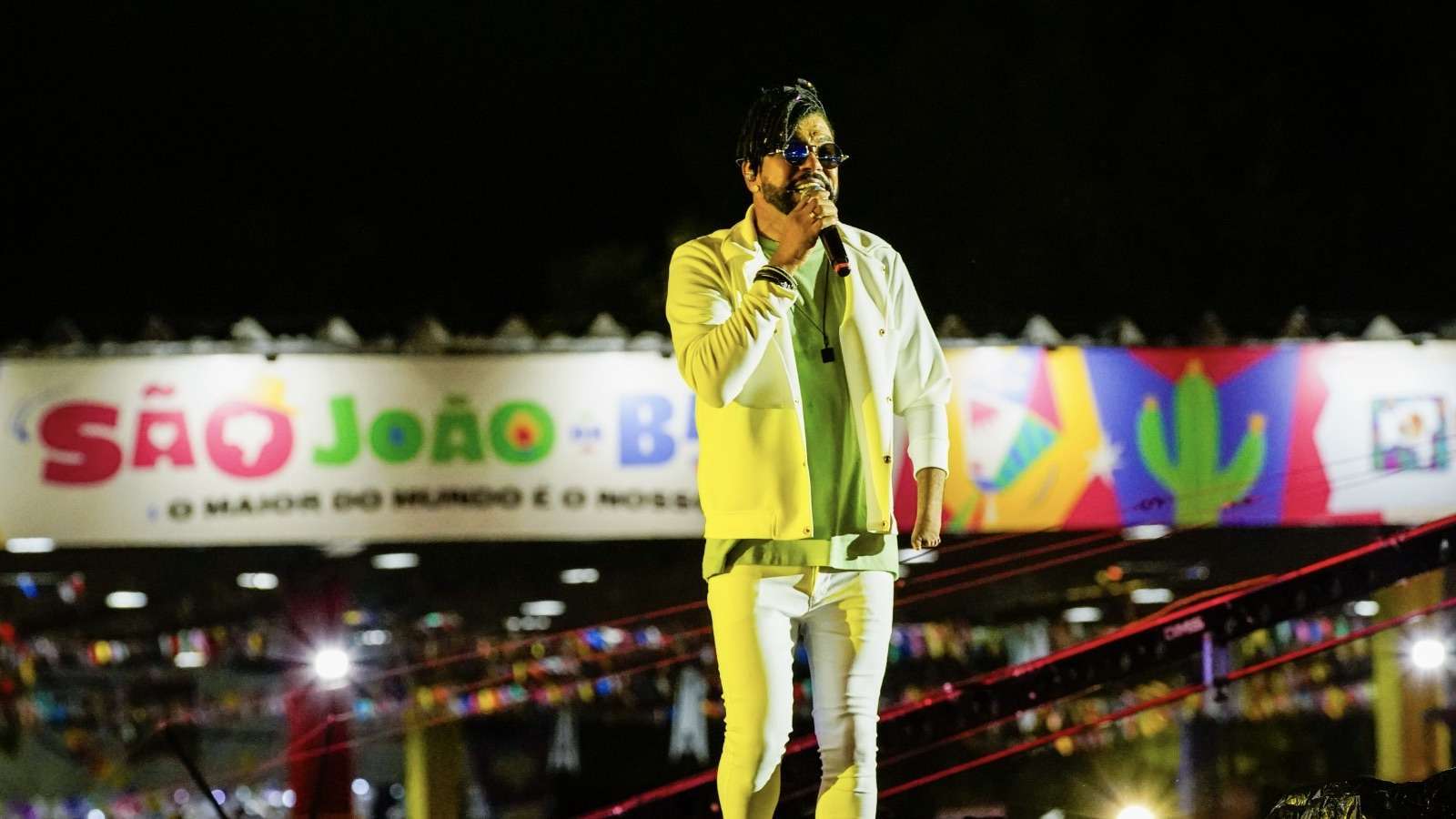 Silvanno Salles encanta com arrocha e sofrência na Festa de São Pedro em Salvador.