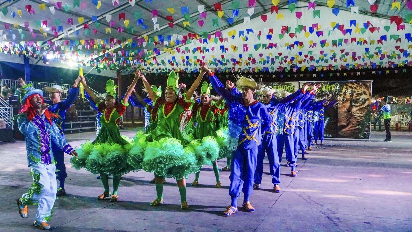 Quadrilhas juninas iluminam o Parque de Exposições da Bahia com tradição e cultura.