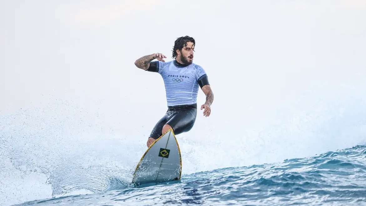 Filipinho avança e Brasil coloca seis surfistas nas oitavas de final em teahupo’o