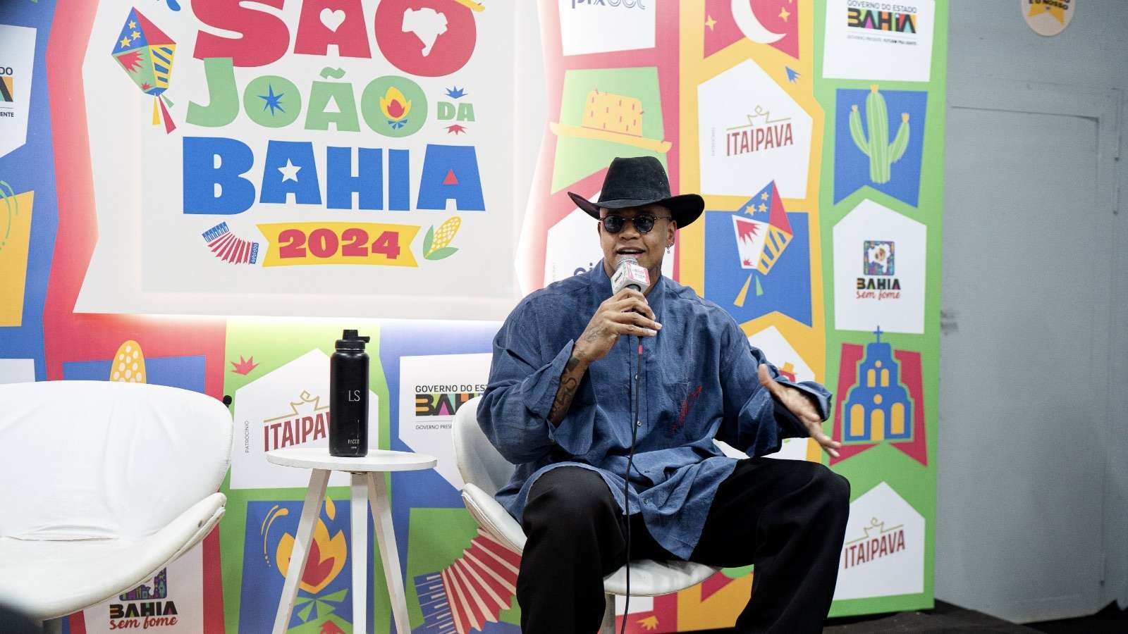 Léo Santana invade o Parque de Exposições e levanta a multidão em Salvador