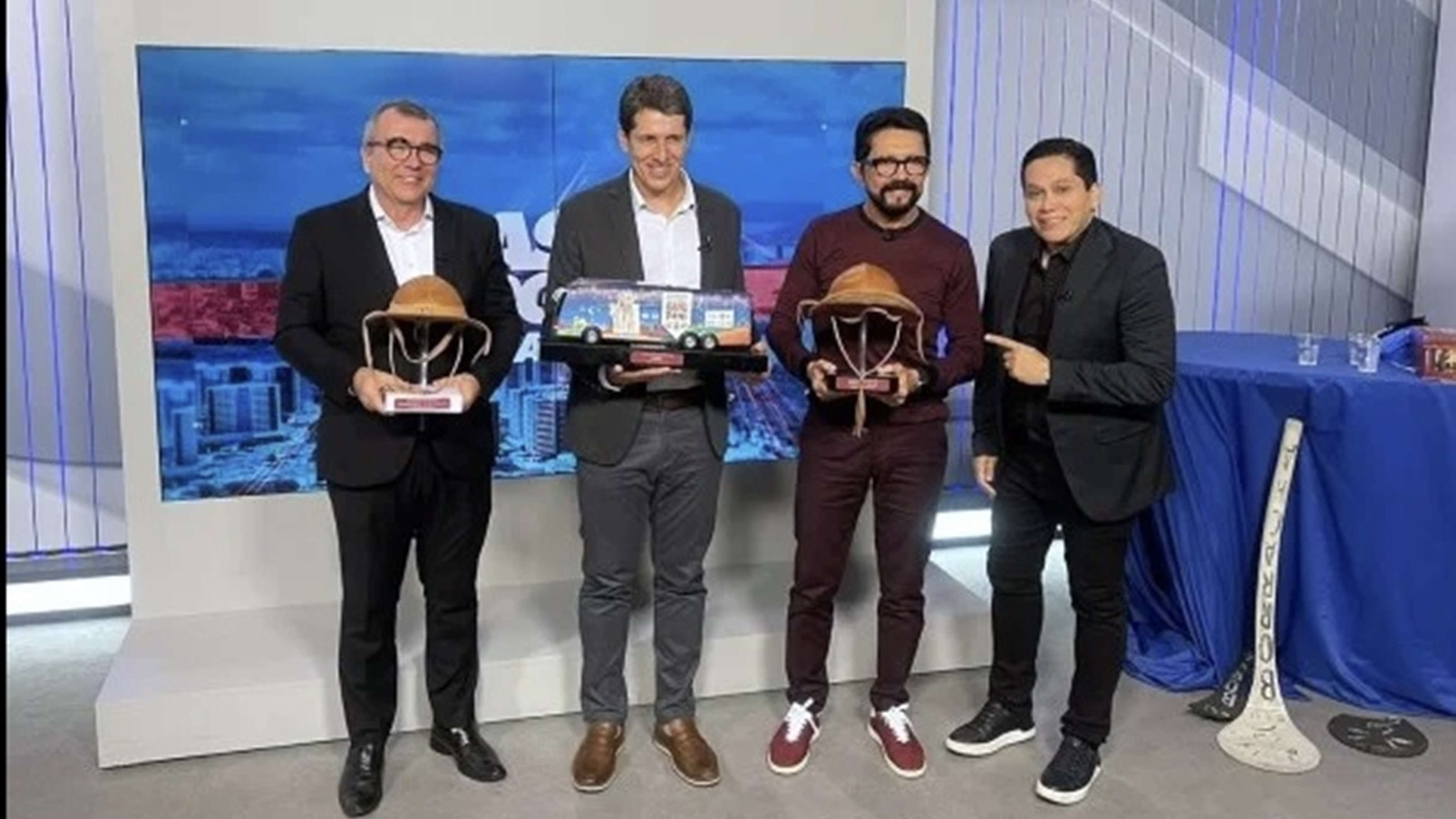 Adelmario Coelho recebe o troféu de Melhor Cantor do São João 2024 no projeto Expresso Band Forró