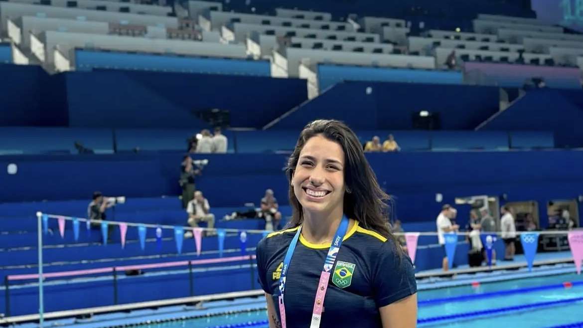 Nadadora brasileira expulsa da delegação em Paris após controvérsias