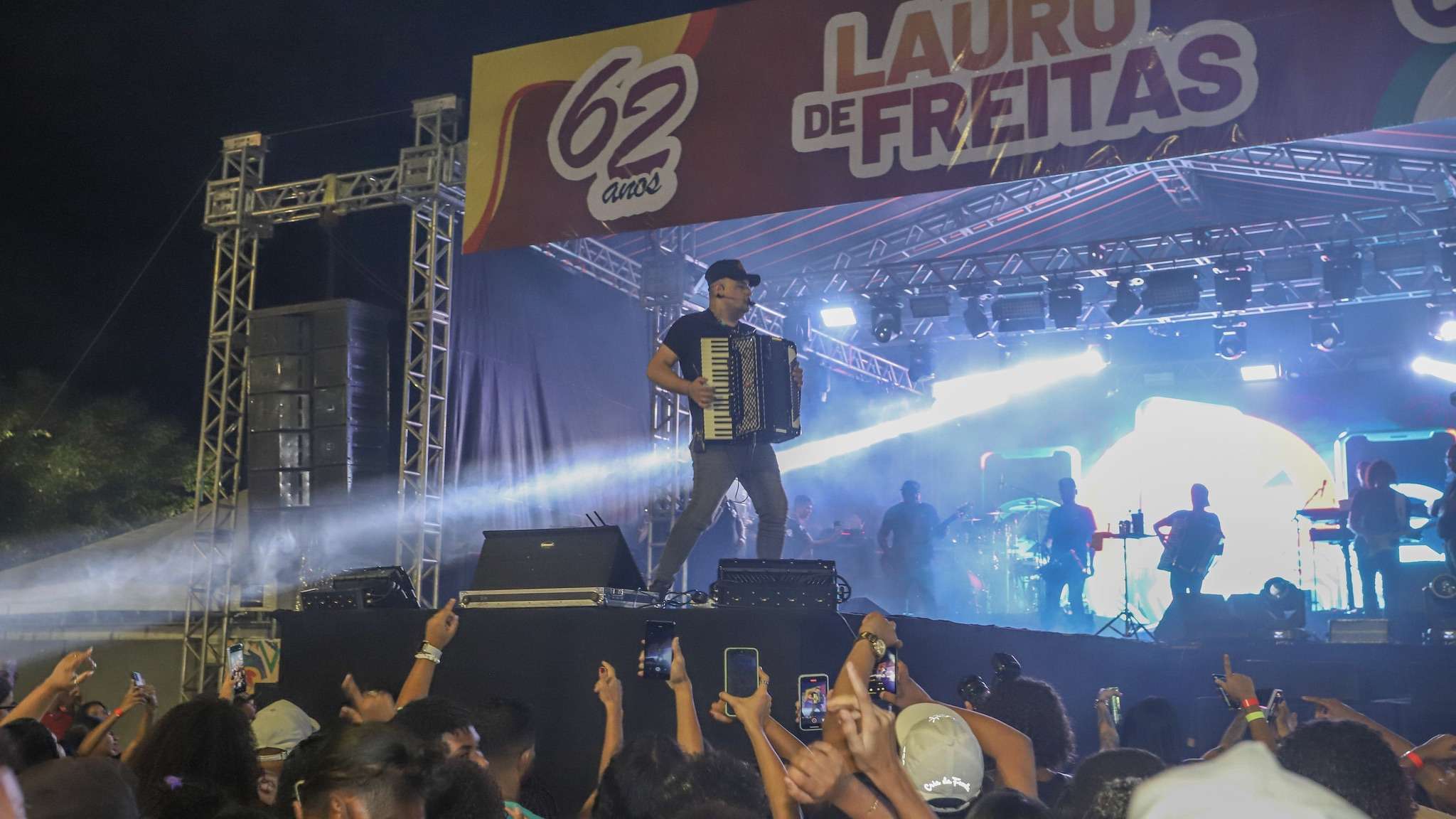Festa de aniversário de Lauro de Freitas atrai multidão com diversidade musical