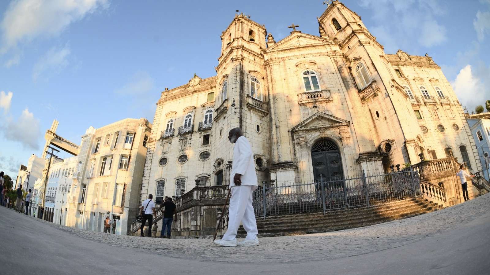 Prefeitura de Salvador transforma o comércio e entrega requalificação da Conceição da Praia e inauguração da arena da capoeira.