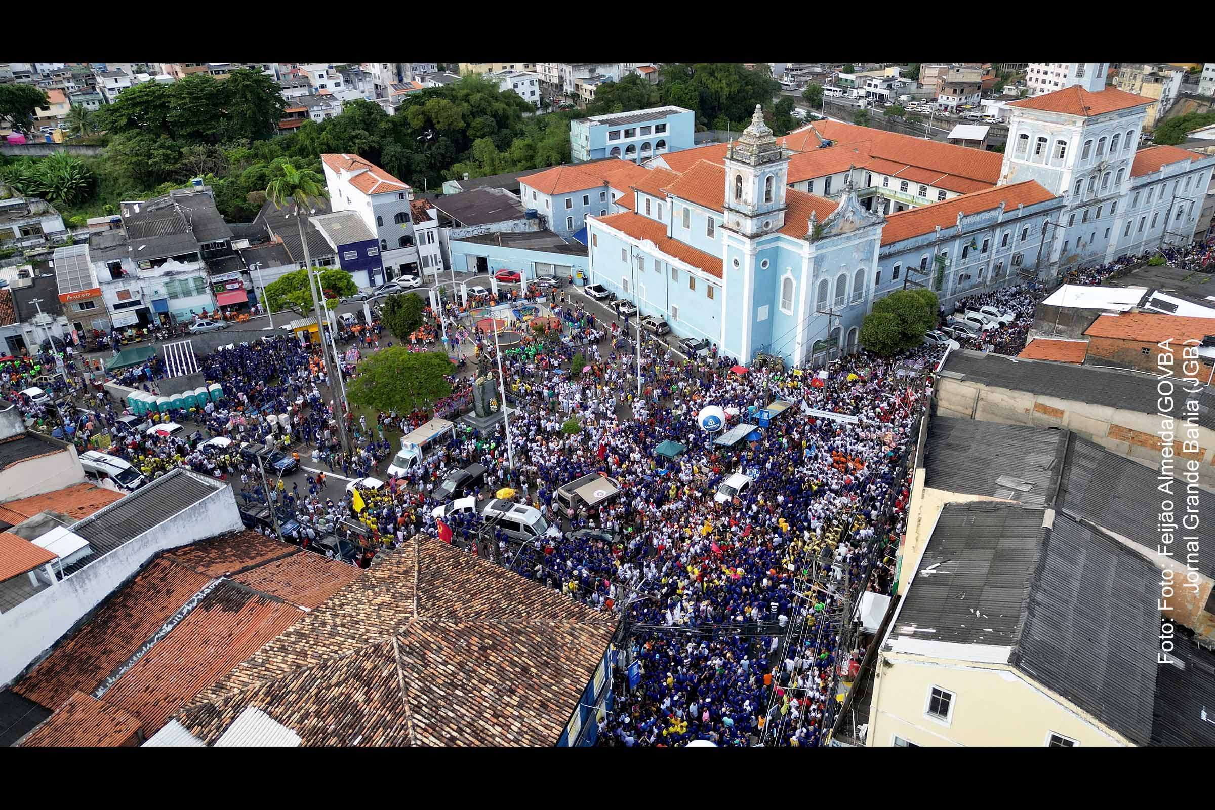 Turistas integram ao Cortejo de 2 de Julho em Salvador e aprofundam conhecimento histórico