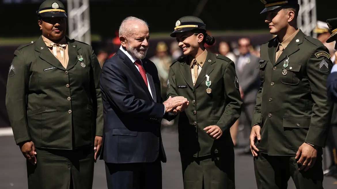 Atletas olímpicos brasileiros são condecorados com medalha do exército
