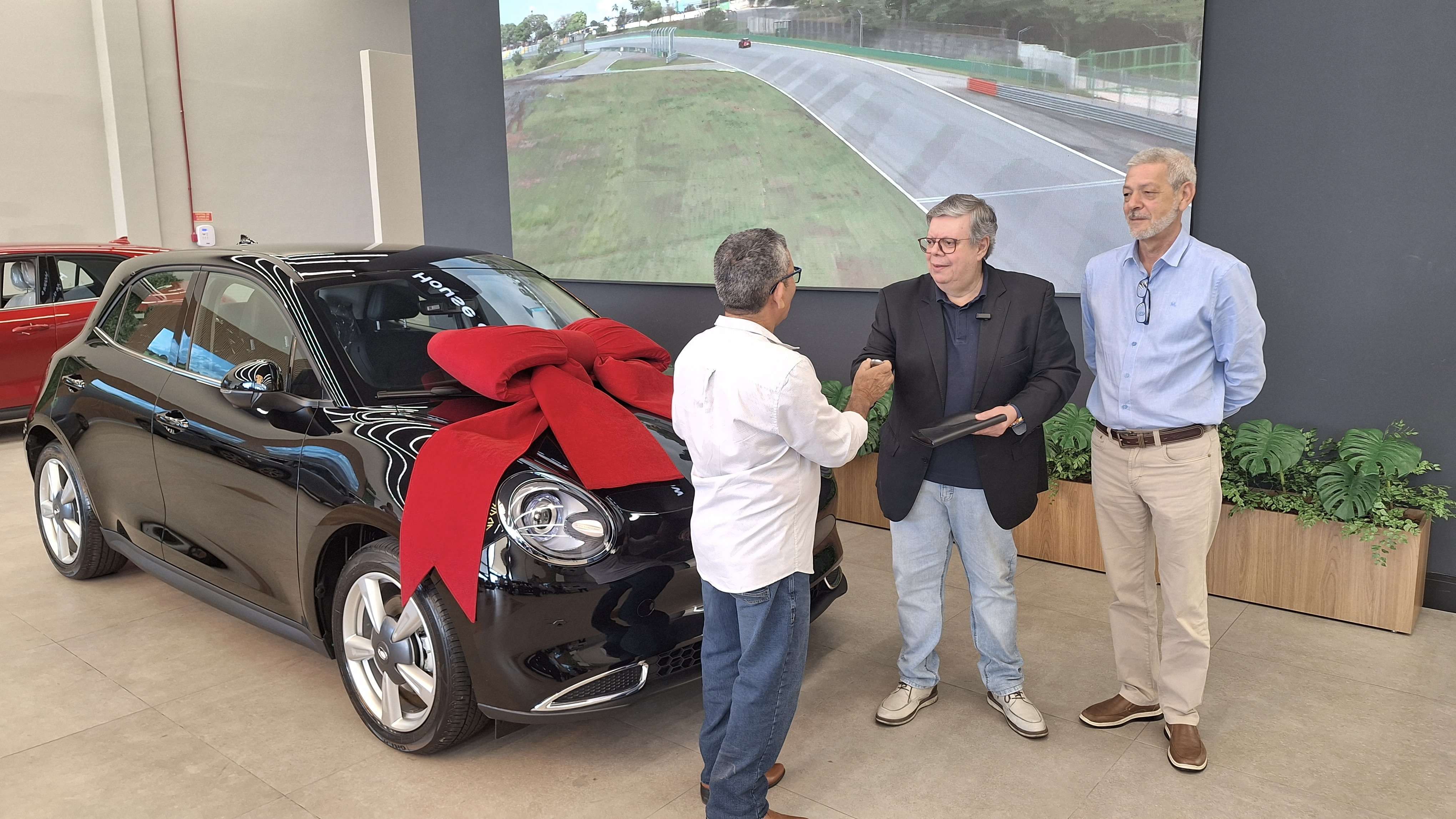 Vendedor ambulante de Salvador ganha carro elétrico em campanha liquida Bahia