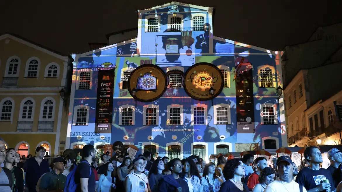 “Meu pai segue mais vivo que muitos vivos”, diz filha de Raul Seixas durante abertura da Flipelô