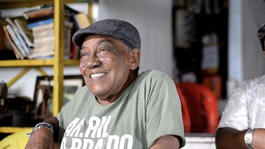Grupo botequim homenageia centenário de Batatinha com roda de samba no pátio da igreja do Santo Antônio
