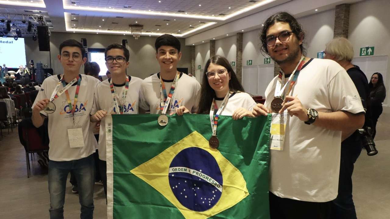 Brasil conquista prata e bronze na olimpíada internacional de astronomia e astrofísica.