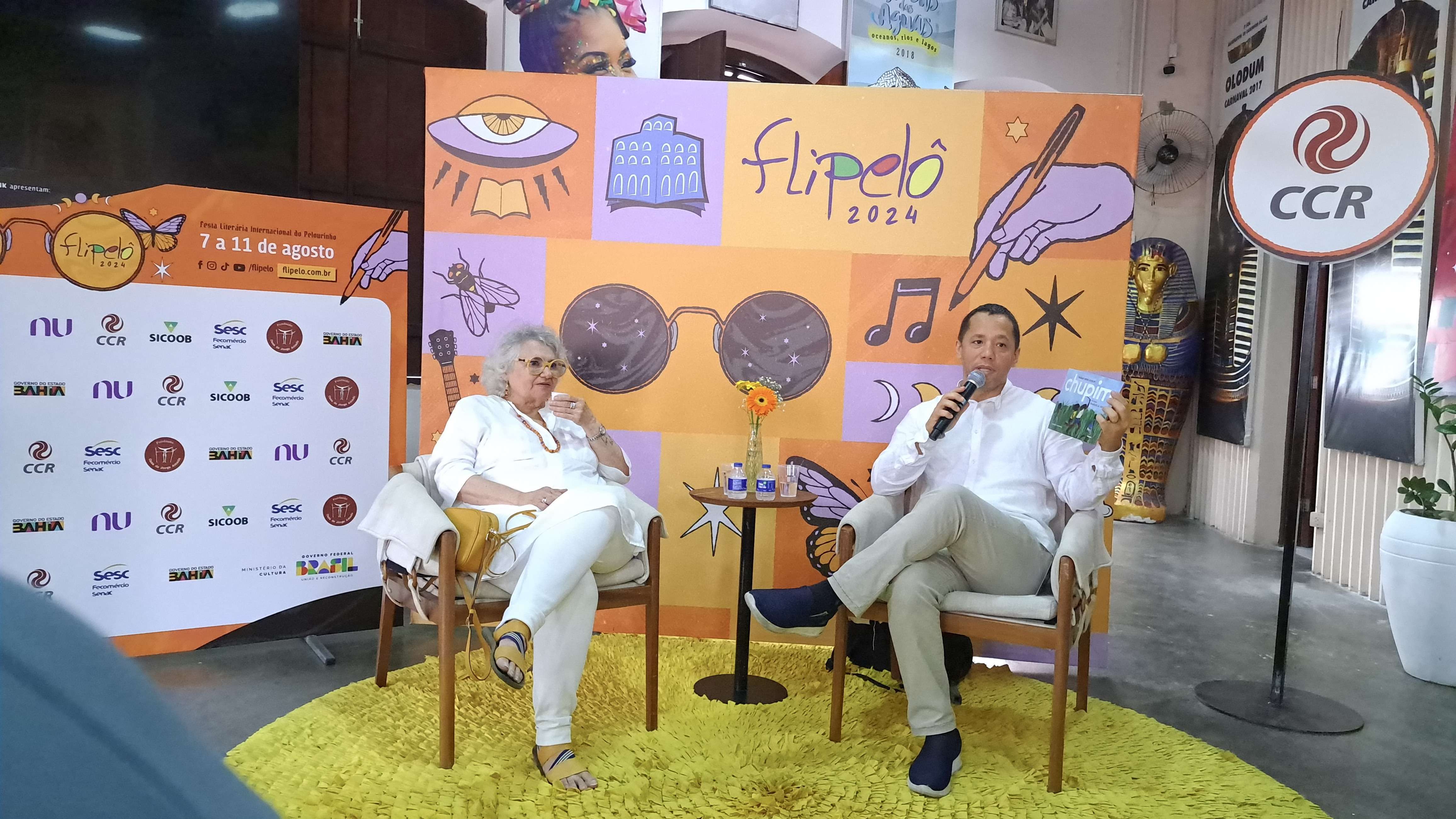 Itamar Vieira Jr. durante o lançamento de "Chupim" na FLIPELÔ 2024, no Espaço Infantil Mabel Velloso. O autor compartilhou a inspiração por trás de seu primeiro livro infantil e destacou a importância da festa literária para a promoção da leitura e da cultura.