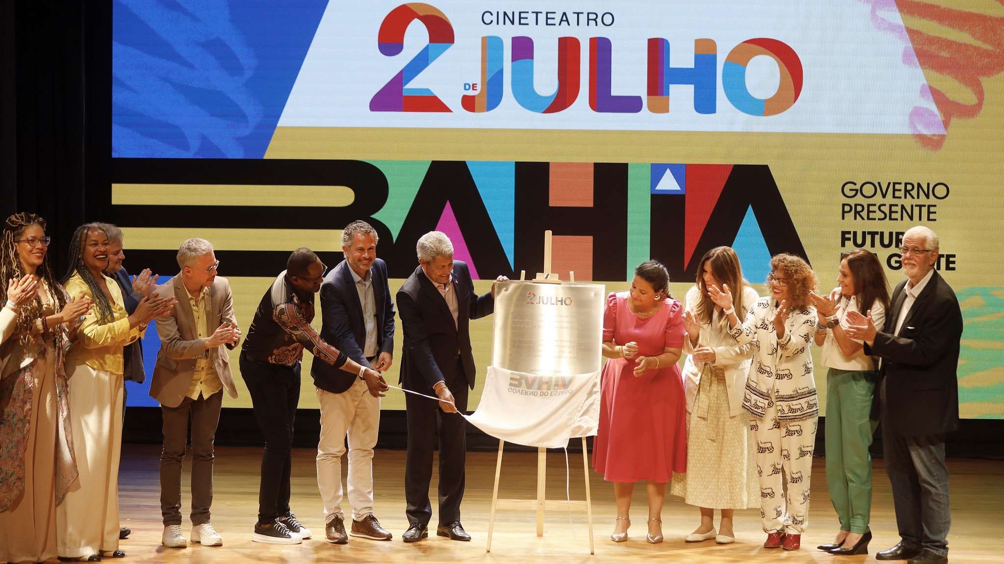 Governo da Bahia entrega novo cineteatro 2 de Julho em Salvador.