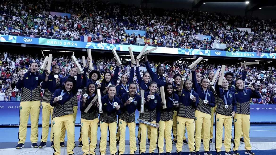 Brasil fica com prata no futebol feminino após derrota para os EUA na final das olimpíadas de Paris