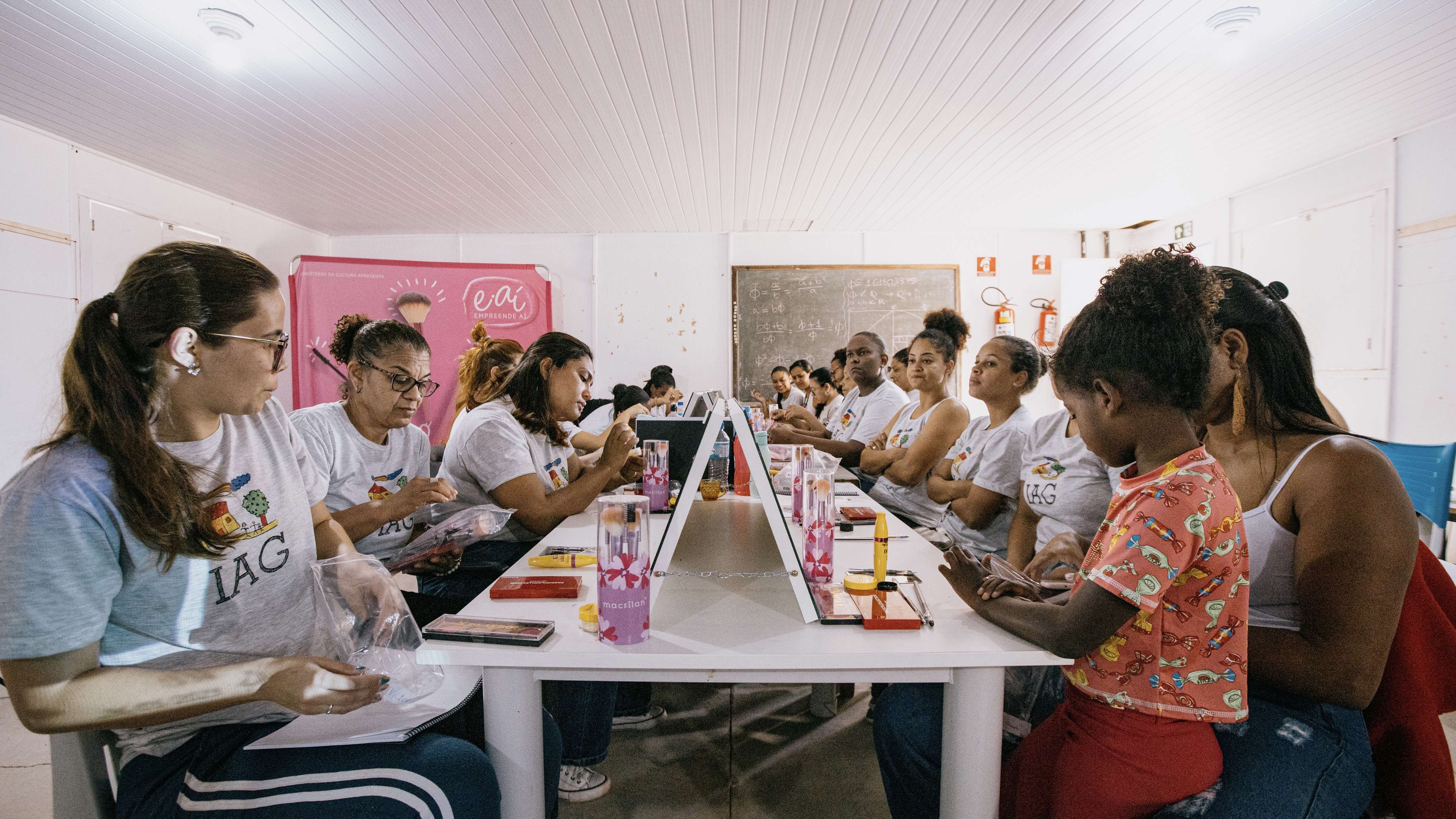 Pintando um novo futuro projeto Maquie&Crie irá formar mais de 450 jovens em maquiagem artística