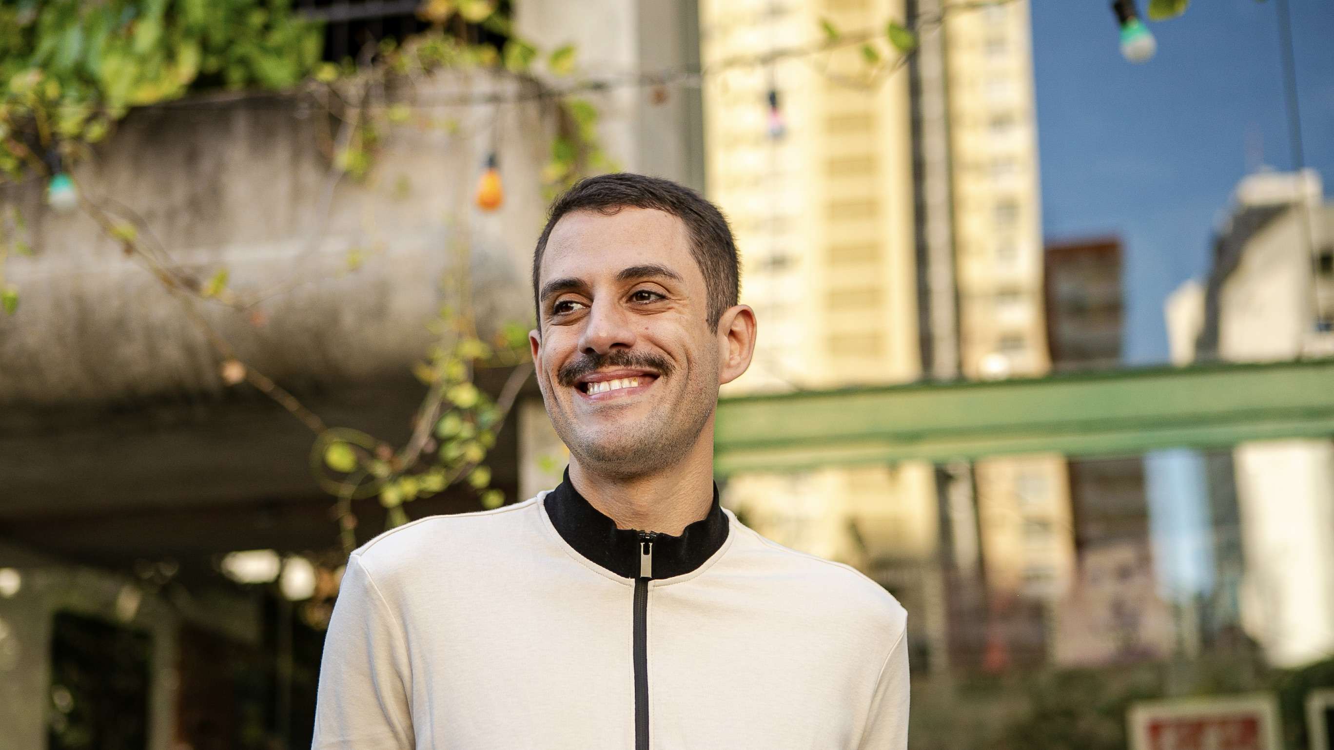 Vitor Andrade lança livro de poesias “Todo Dia o Silêncio do Mundo Repousa em Mim”.