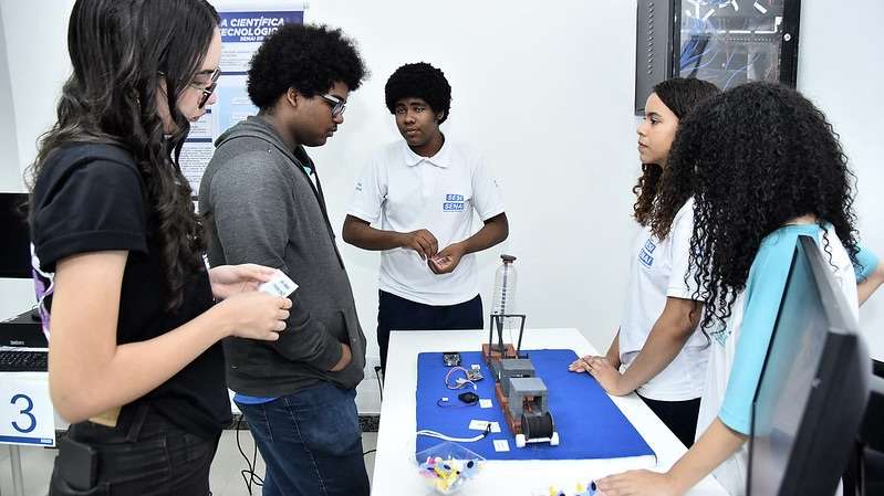 Aplicativos criados por alunos do SENAI-BA visam soluções reais em desastres e iluminação.