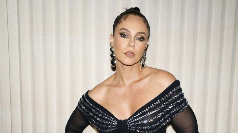 Paolla Oliveira participa de lançamento de Divine Le Parfum na Paris Fashion Week