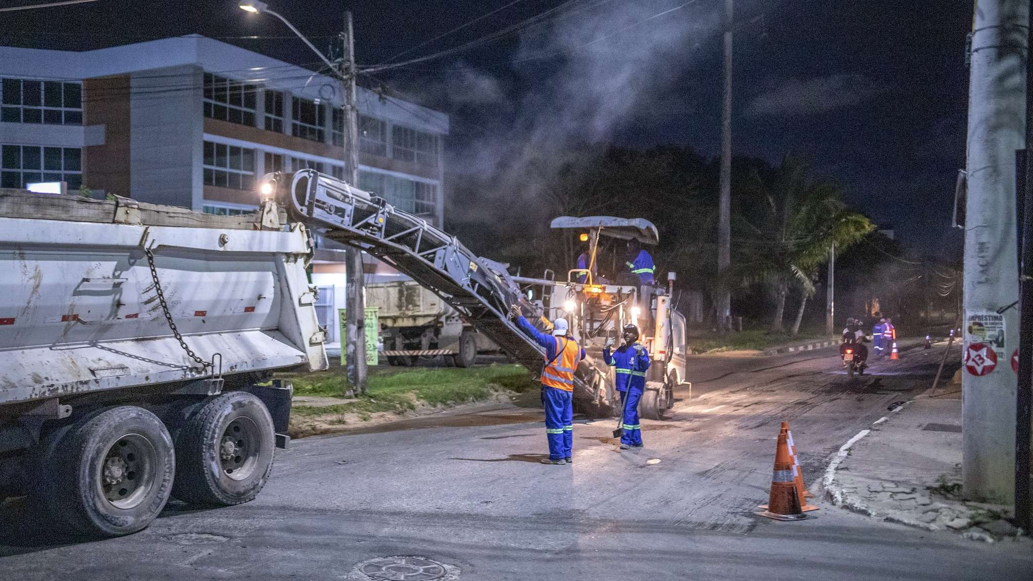 Prefeitura de Lauro de Freitas inicia recapeamento de 34 ruas em parceria com o Governo do Estado.