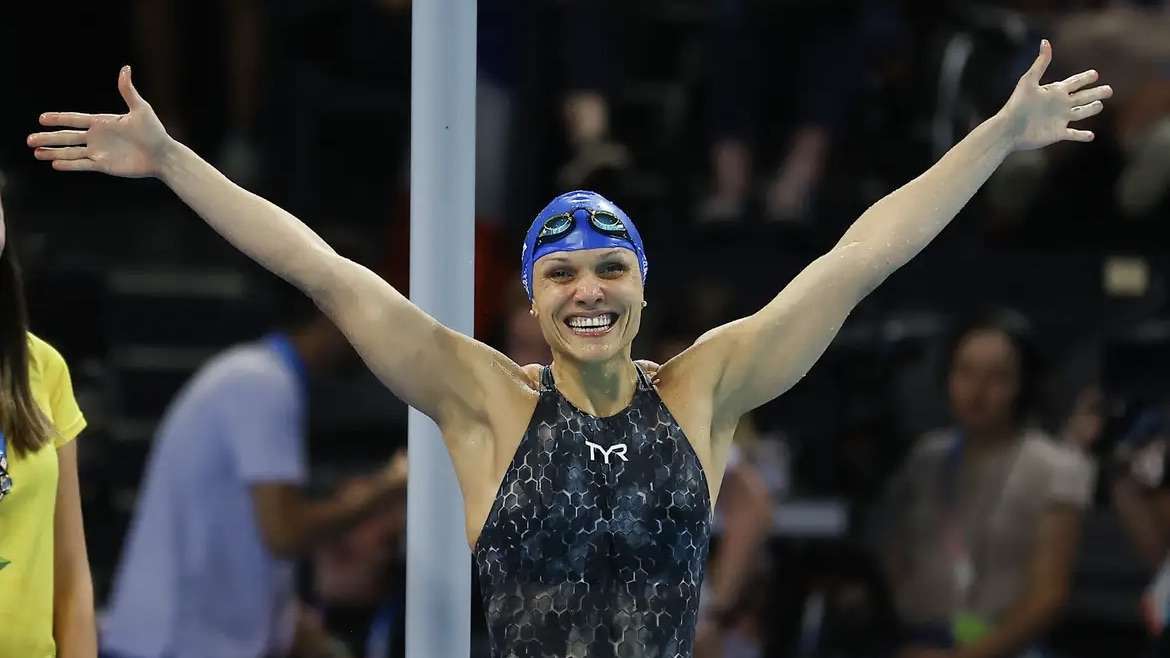 Carol Santiago conquista ouro nos 100m costas e faz história nos jogos paralímpicos de Paris