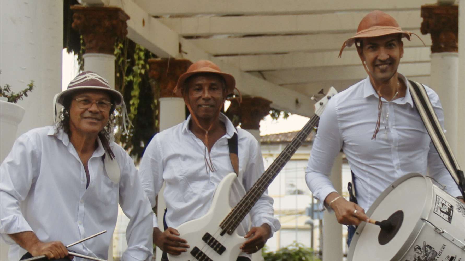 Bando Salvador do Forró se apresenta na varanda Casa Branca.