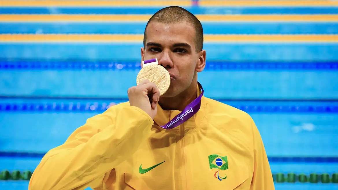 André Brasil lança biografia na bienal do livro de São Paulo