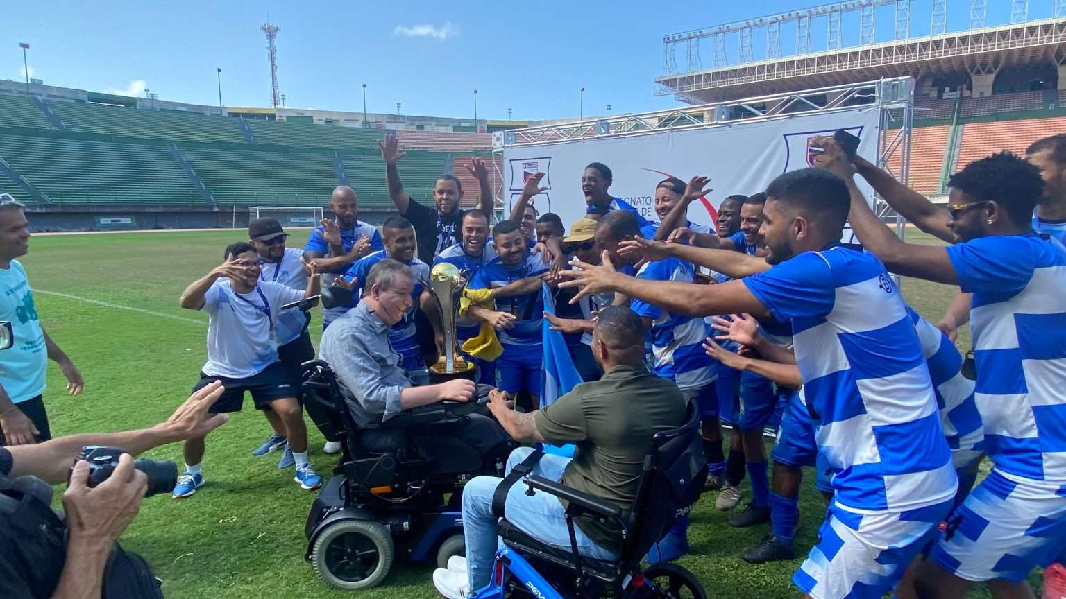 Esporte: Distribuição de informativos promove respeito à diversidade na final do futebol para surdos