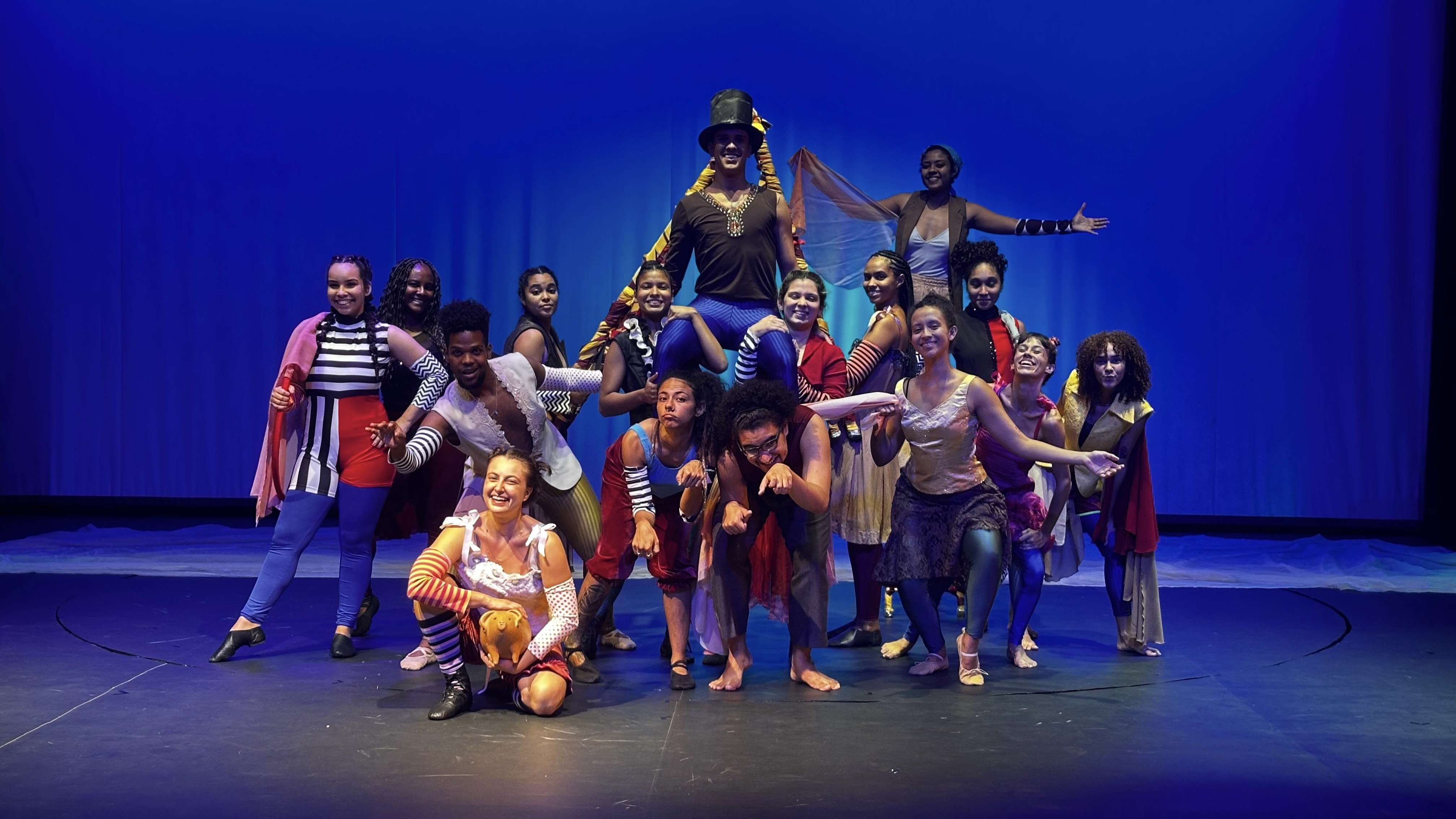 Espetáculo "Gennesius" estreia no Teatro Martim Gonçalves em homenagem ao dramaturgo Roberto de Abreu.