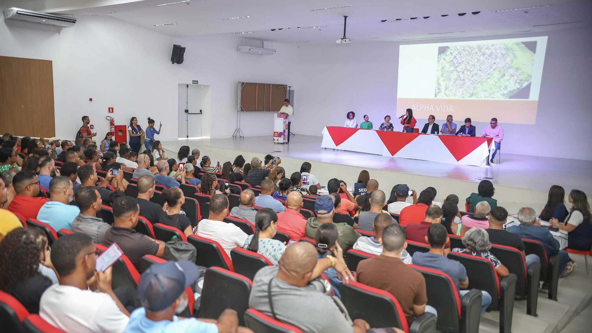Prefeitura de Lauro de Freitas entrega escrituras a famílias de Alpha Vida, Cajueiro e Terra Prometida