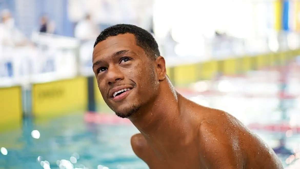 Gabrielzinho conquista ouro nos 50 metros costas e aumenta seu legado nos jogos paralímpicos de Paris.