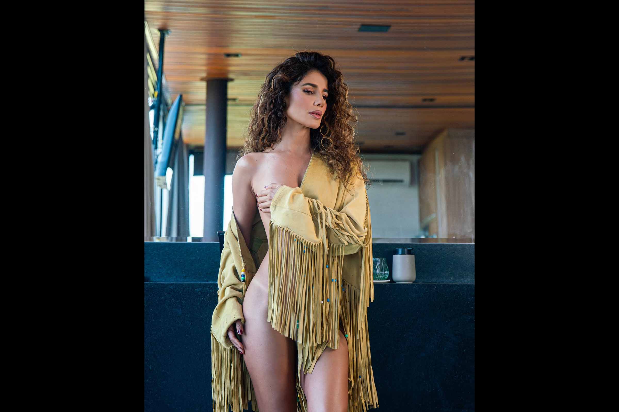 Cantora sertaneja Paula Fernandes explica mudança nas redes sociais e afirma que ensaios sensuais são fruto de uma busca por autoconhecimento e amor próprio.